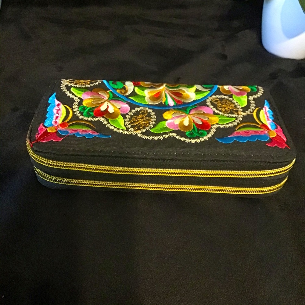🦋 🌸2for$40 HOST PICK Beautiful Embroidered Wallet 🌸💕